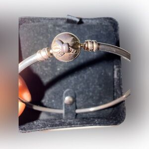 Pandora LIMITED EDITION 2015 Gunmetal .925 Silver DAINTY BOW BANGLE w/CZSize 21